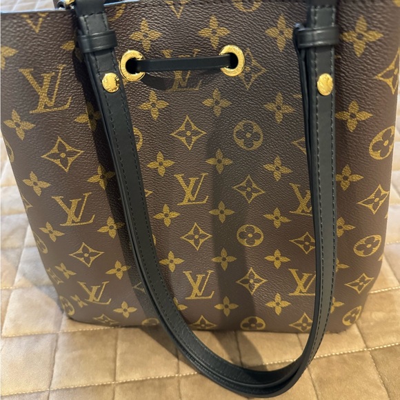 Like new LV purse. Smoke free and pet free home. Carried less than 5 times. - Picture 4 of 8